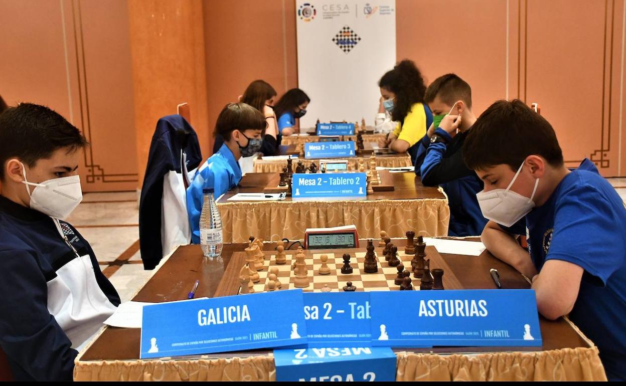 Gallegos y asturianos durante su enfrentamiento de esta mañana. 