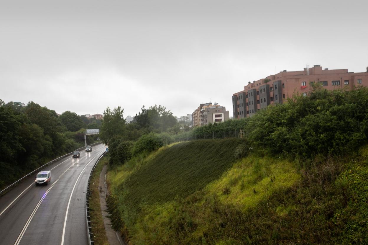 Imagen actual del tramo de la Variante de Avilés que discurre junto a la urbanización de viviendas de La Grandiella. 