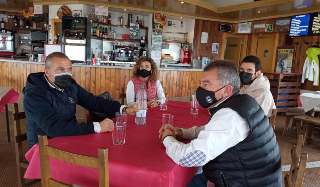 La portavoz de Ciudadanos, con empresarios de Pajares. 