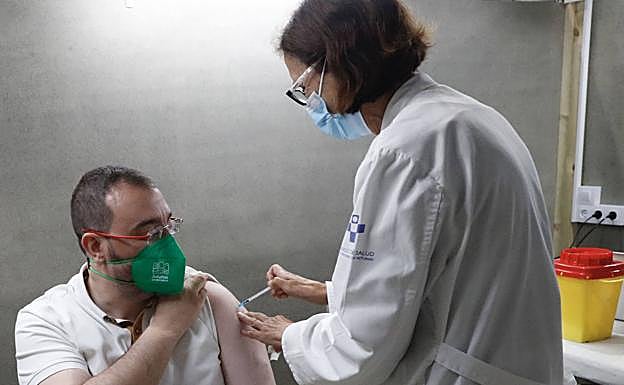 El presidente del Principado recibe la primera dosis de la vacuna contra la covid.