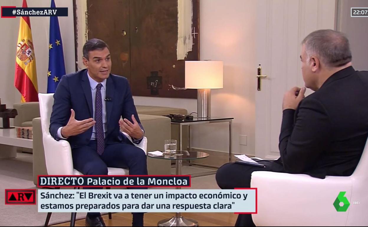 Antonio García Ferreras (d) entrevista, en el Palacio de La Moncloa al presidente del gobierno en funciones, Pedro Sánchez (i) en el programa 'Especial Al Rojo Vivo»'.