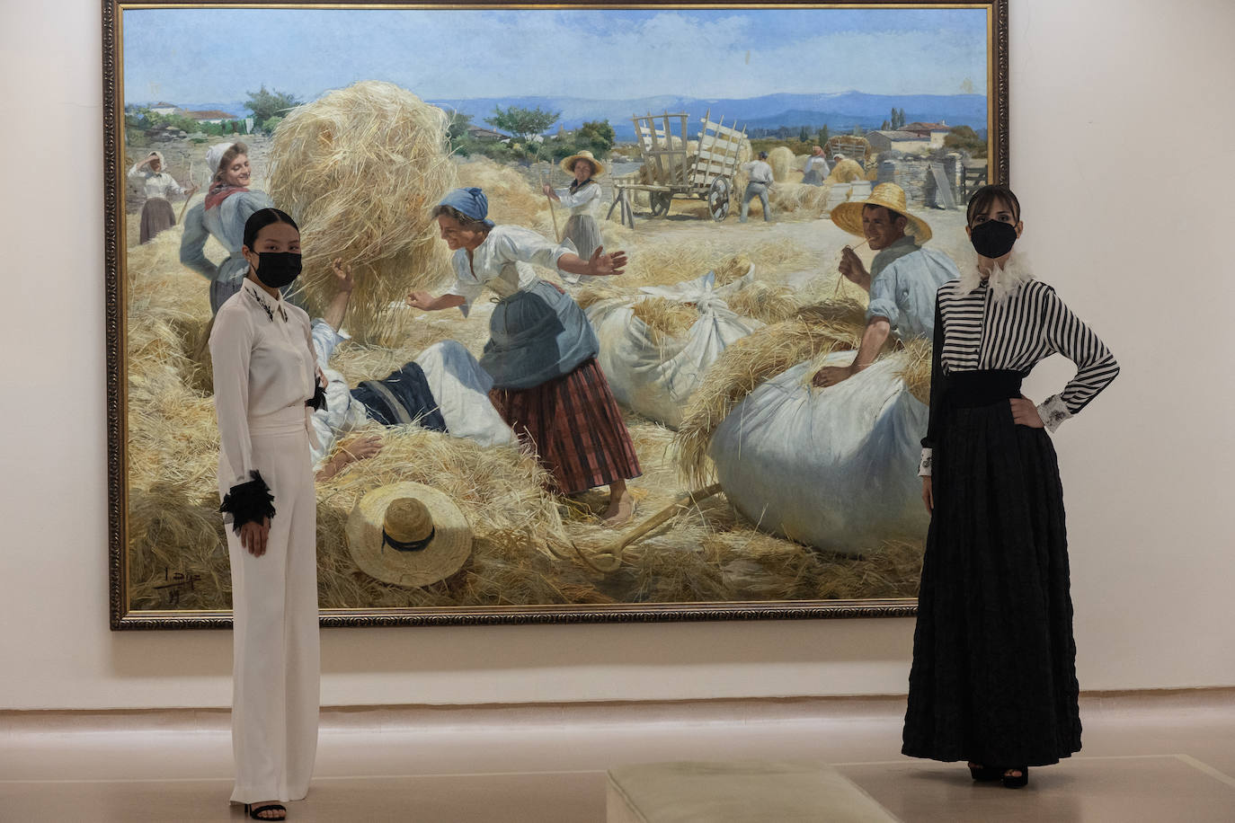 Los diseñadores Custo Barcelona y Lola Casademunt serán algunos de los que participen el próximo miércoles en los desfiles de la cuarta edición de la Pasarela Campoamor, que se presentó este martes en el Teatro Campoamor.