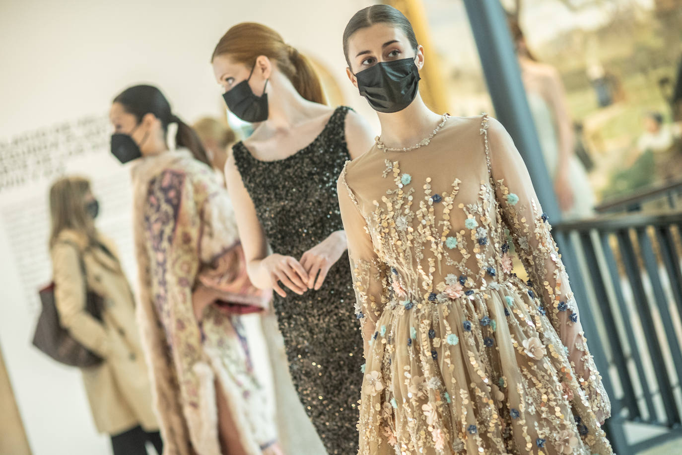 Los diseñadores Custo Barcelona y Lola Casademunt serán algunos de los que participen el próximo miércoles en los desfiles de la cuarta edición de la Pasarela Campoamor, que se presentó este martes en el Teatro Campoamor.