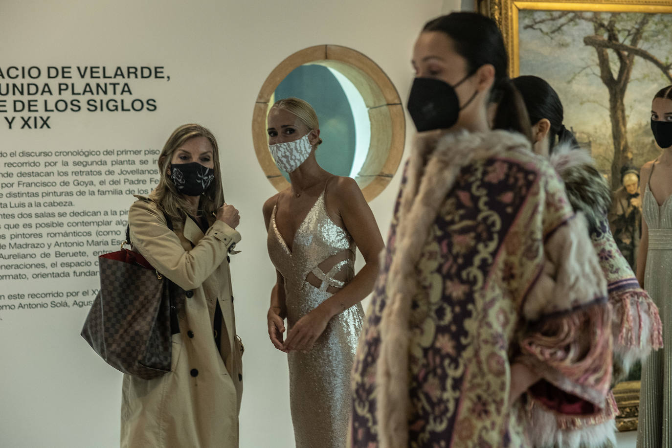 Los diseñadores Custo Barcelona y Lola Casademunt serán algunos de los que participen el próximo miércoles en los desfiles de la cuarta edición de la Pasarela Campoamor, que se presentó este martes en el Teatro Campoamor.