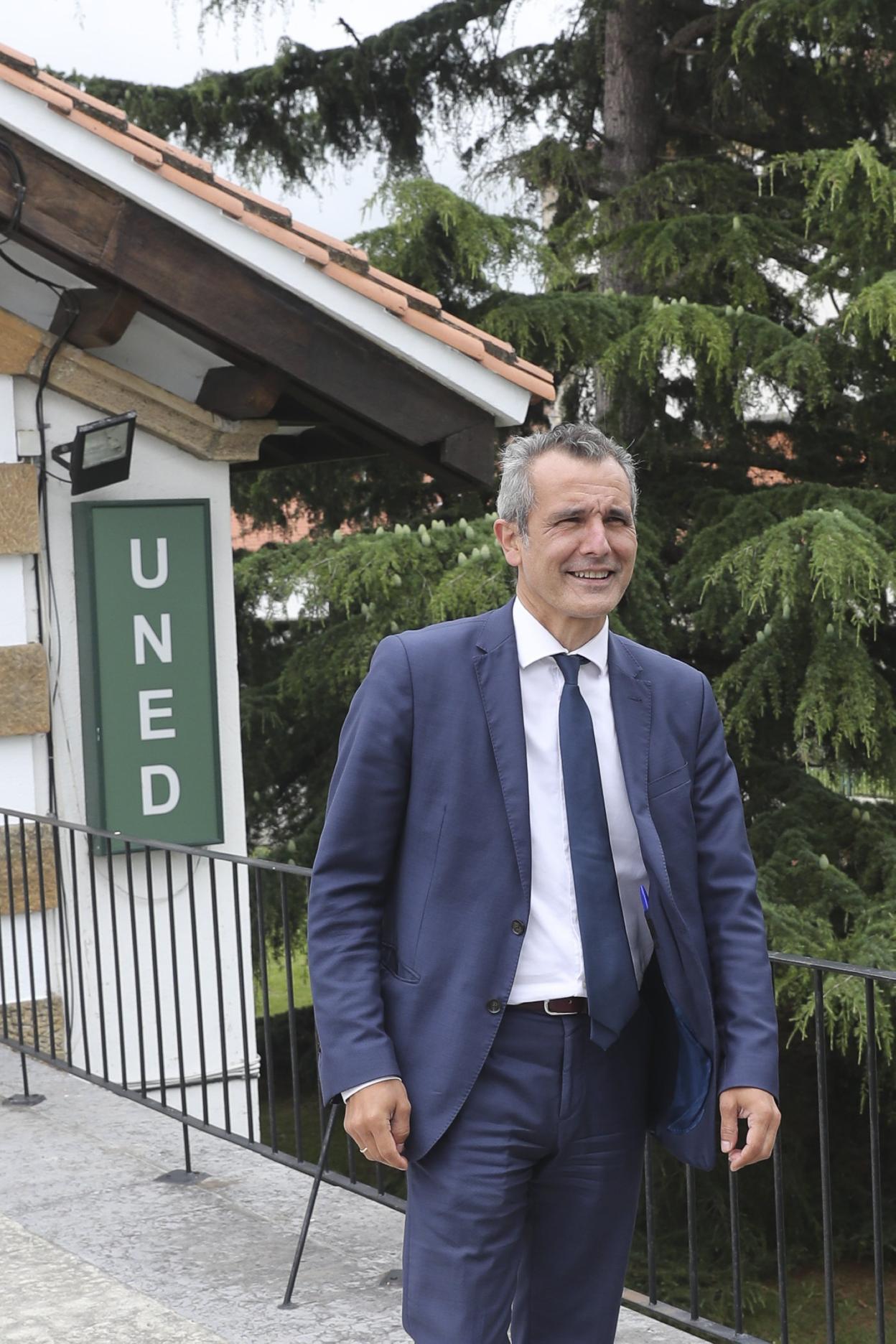 Juan Carlos Menéndez, director del centro asociado de la UNED. 