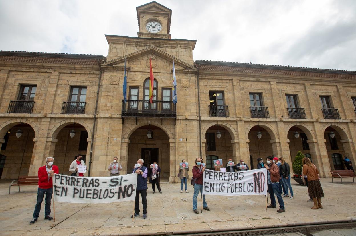 Vecinos de Bañugues y de Santiago de Ambiedes volvieron a protestar ayer en la plaza de España. 