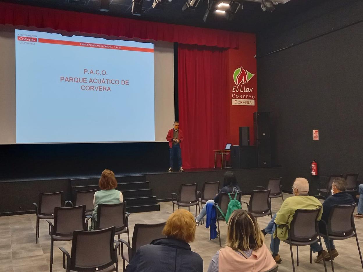 El alcalde, Iván Fernández, expone en El Llar el proyecto del parque. 