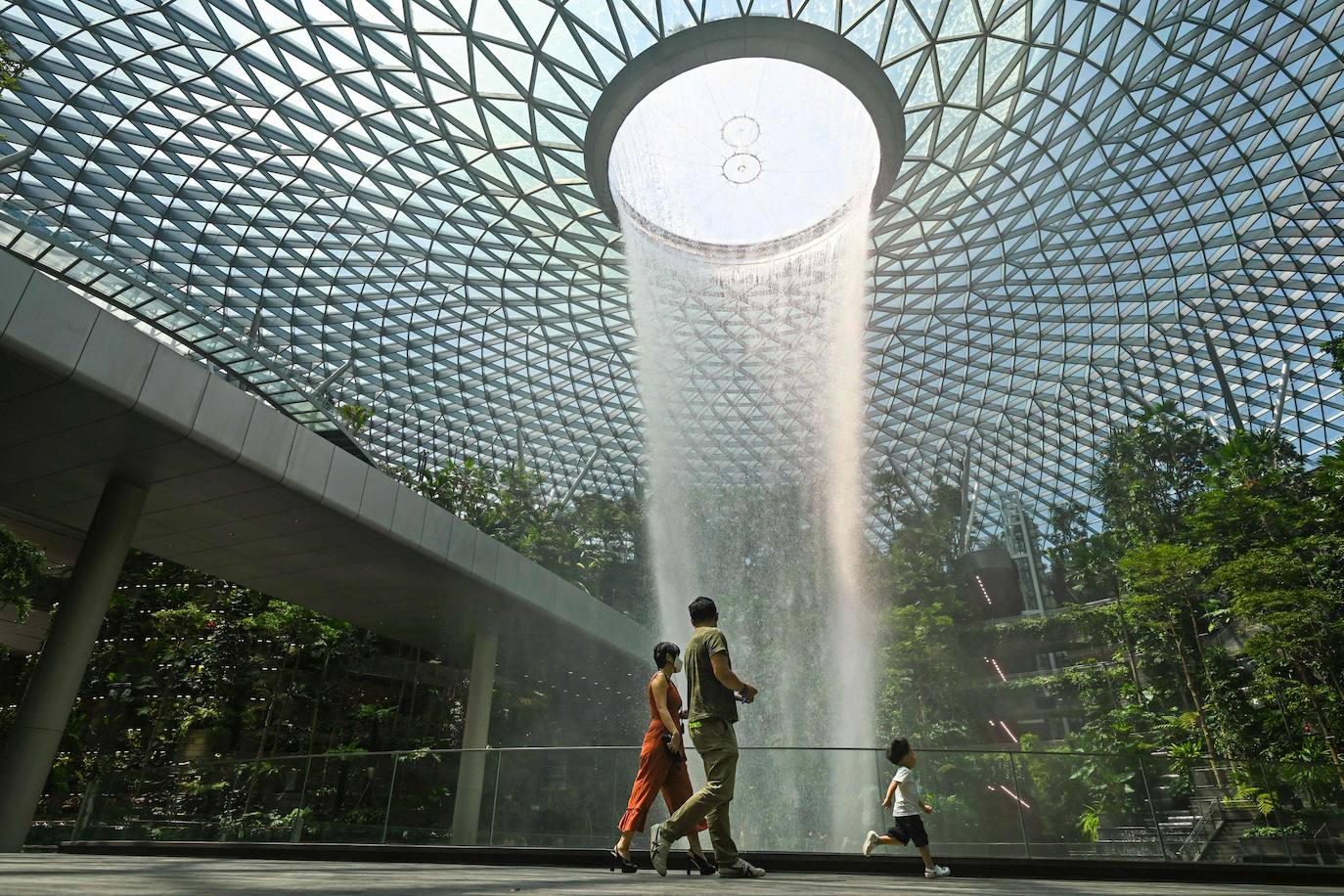 Jewel Changi es un espacio de ocio y entretenimiento que se une al complejo del aeropuerto Changi de Singapur, elegido el mejor del mundo en 2019. Se trata de un homenaje a la ciudad asiática de los edificios futuristas y los jardines inmensos, en el que la luz natural y el verde inundan cada rincón.