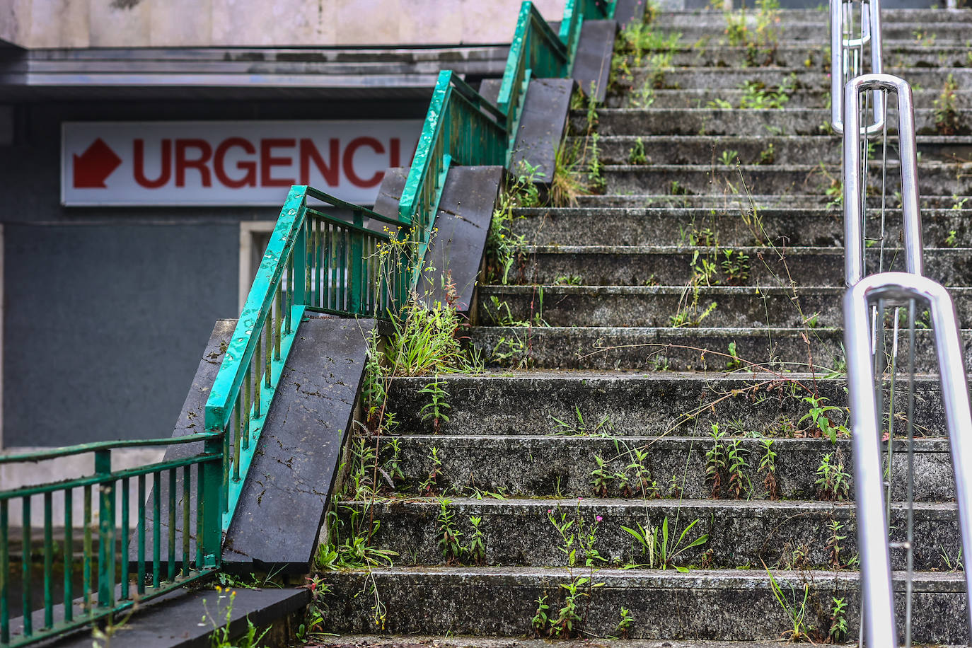 Desde 2014, año en que se dejó sin actividad al complejo de El Cristo - Buenavista, los 80.000 metros cuadrados que conforman el antiguo Hospital Universitario Central de Asturias llevan languideciéndose. Siete años después de su abandono, y a la espera de la ejecución del proyecto 'Hucamp', la Cámara de Comercio ha propuesto convertirlo en una gran pradera y área recreativa para toda la ciudadanía.