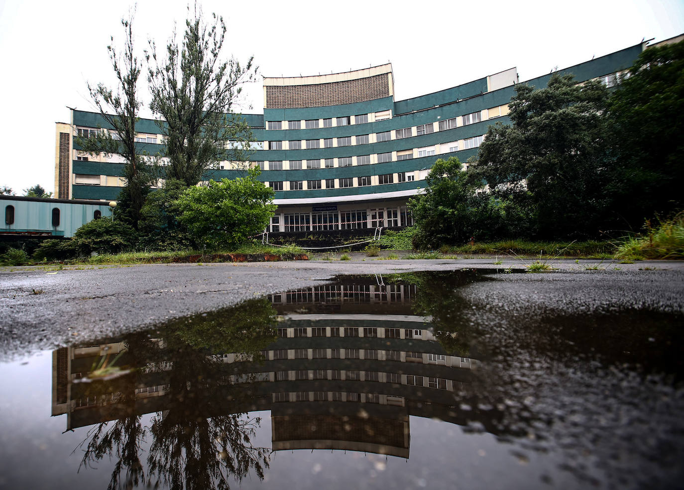 Desde 2014, año en que se dejó sin actividad al complejo de El Cristo - Buenavista, los 80.000 metros cuadrados que conforman el antiguo Hospital Universitario Central de Asturias llevan languideciéndose. Siete años después de su abandono, y a la espera de la ejecución del proyecto 'Hucamp', la Cámara de Comercio ha propuesto convertirlo en una gran pradera y área recreativa para toda la ciudadanía.