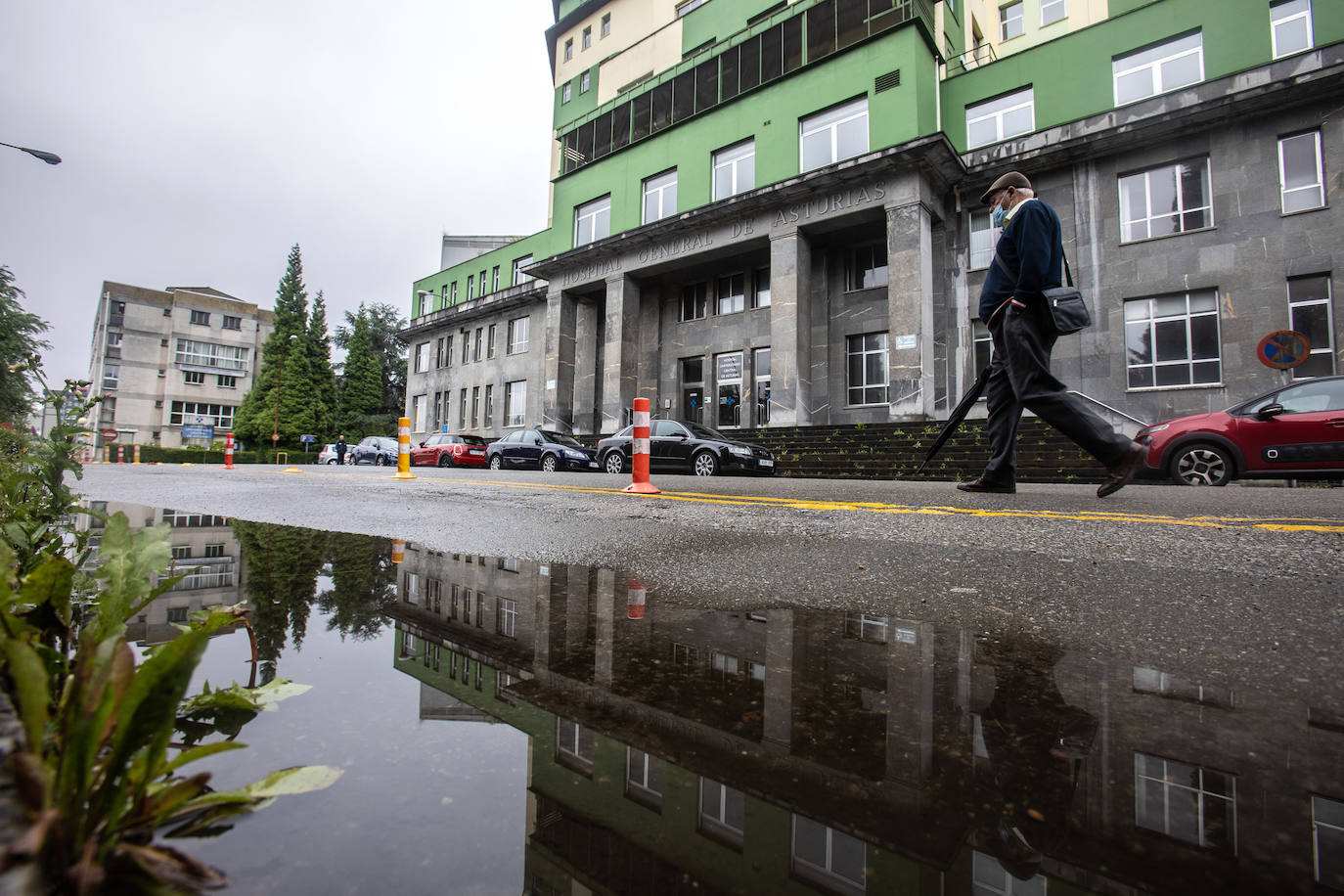 Desde 2014, año en que se dejó sin actividad al complejo de El Cristo - Buenavista, los 80.000 metros cuadrados que conforman el antiguo Hospital Universitario Central de Asturias llevan languideciéndose. Siete años después de su abandono, y a la espera de la ejecución del proyecto 'Hucamp', la Cámara de Comercio ha propuesto convertirlo en una gran pradera y área recreativa para toda la ciudadanía.