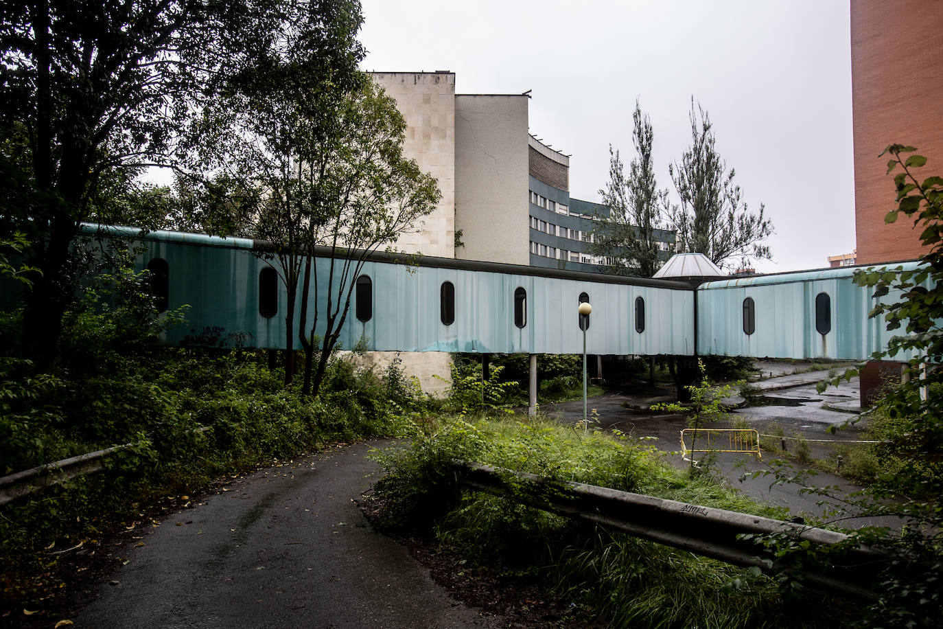 Desde 2014, año en que se dejó sin actividad al complejo de El Cristo - Buenavista, los 80.000 metros cuadrados que conforman el antiguo Hospital Universitario Central de Asturias llevan languideciéndose. Siete años después de su abandono, y a la espera de la ejecución del proyecto 'Hucamp', la Cámara de Comercio ha propuesto convertirlo en una gran pradera y área recreativa para toda la ciudadanía.