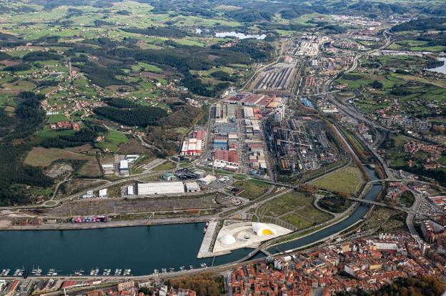 Vista general del Parque Empresarial Principado de Asturias y el suelo que ocupan las baterías de cok y que será reurbanizado para crear la segunda fase del polígono de la ría. 