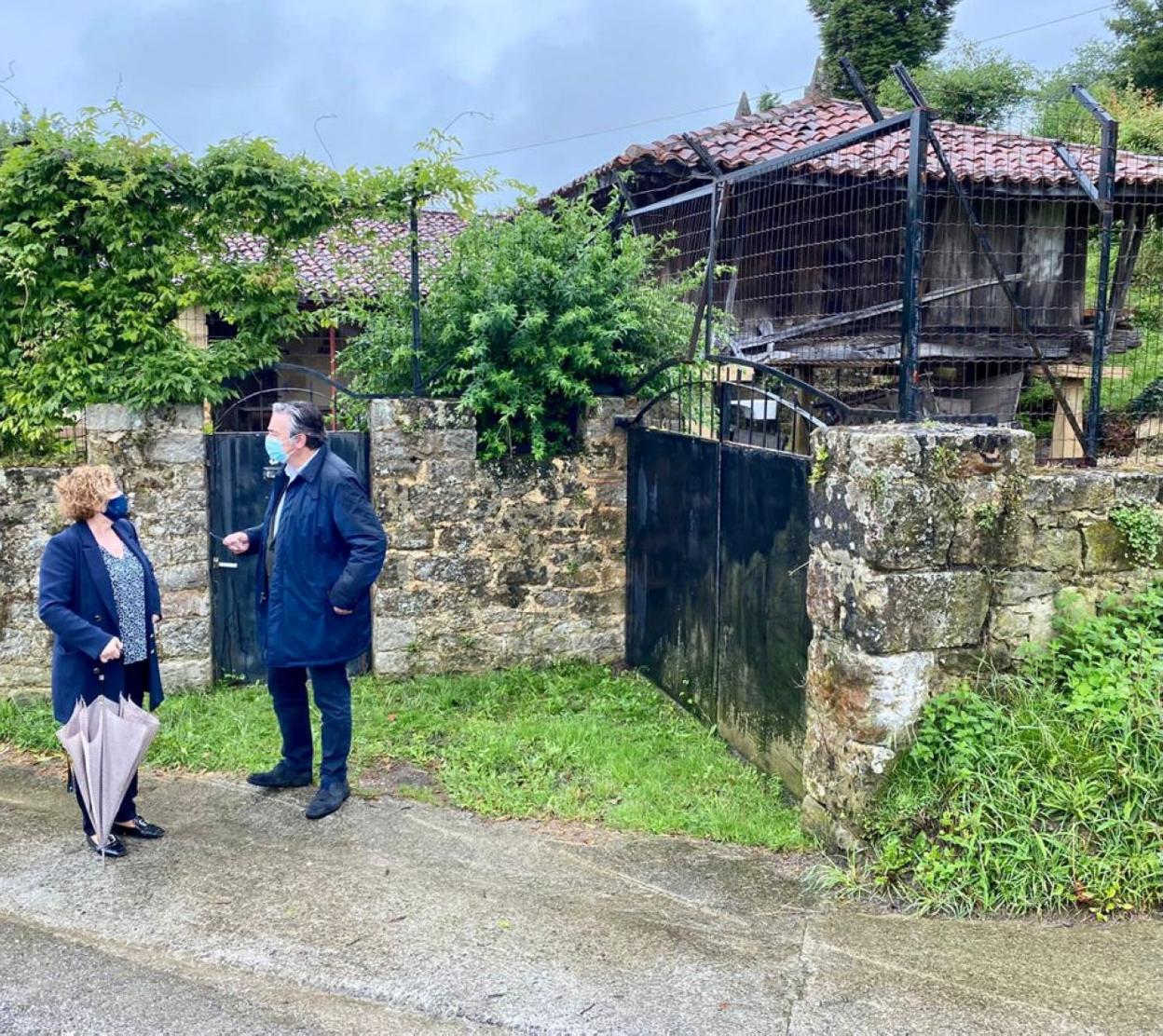 Gloria García y Pablo González, delante de la casa de Piñole. 