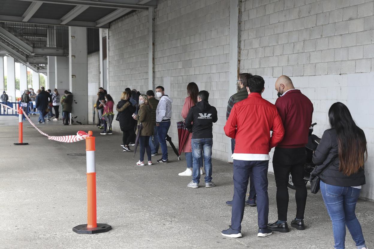 Colas para vacunarse, ayer, en El Molinón (Gijón). 