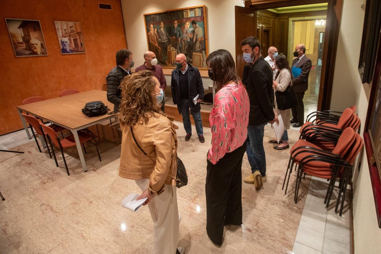 Los alcaldes y concejales antes de la reunión del Consorcio del Albergue de Animales. 