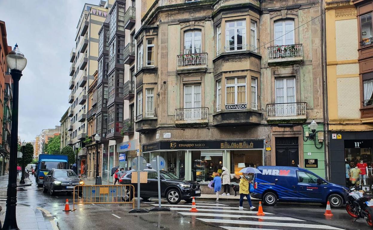 Atascos en la calle Menéndez Valdés de Gijón