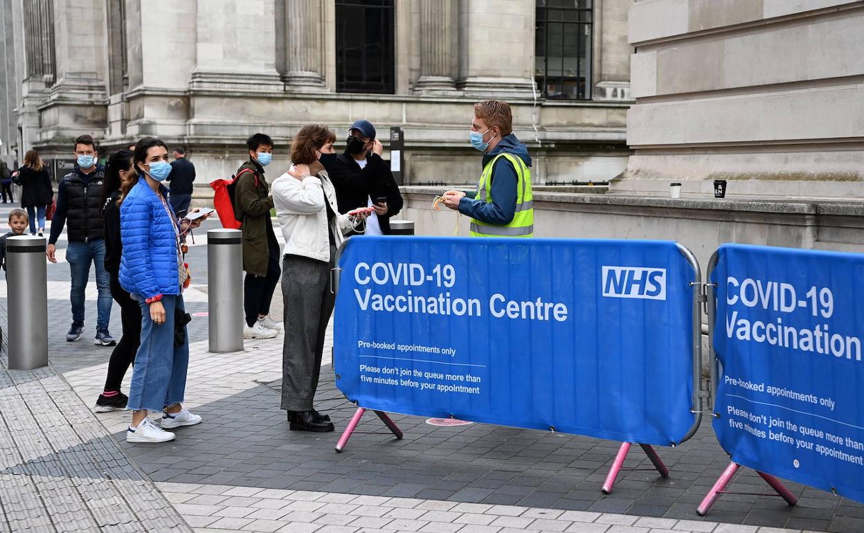 Centro de vacunación en Londres.