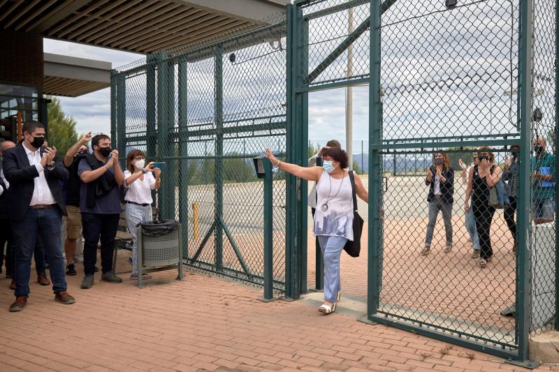 La exconsellera Dolors Bassa a su salida del Centro Penitenciario de Puig de les Basses.