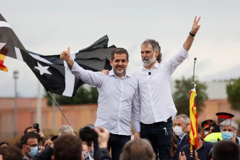 El presidente de Omnium, Jordi Cuixart (d), y el expresidente de la ANC, Jordi Sánchez (i), saludan a los simpatizantes que se han congregado a las puertas del centro Penitenciario de Lledoners.