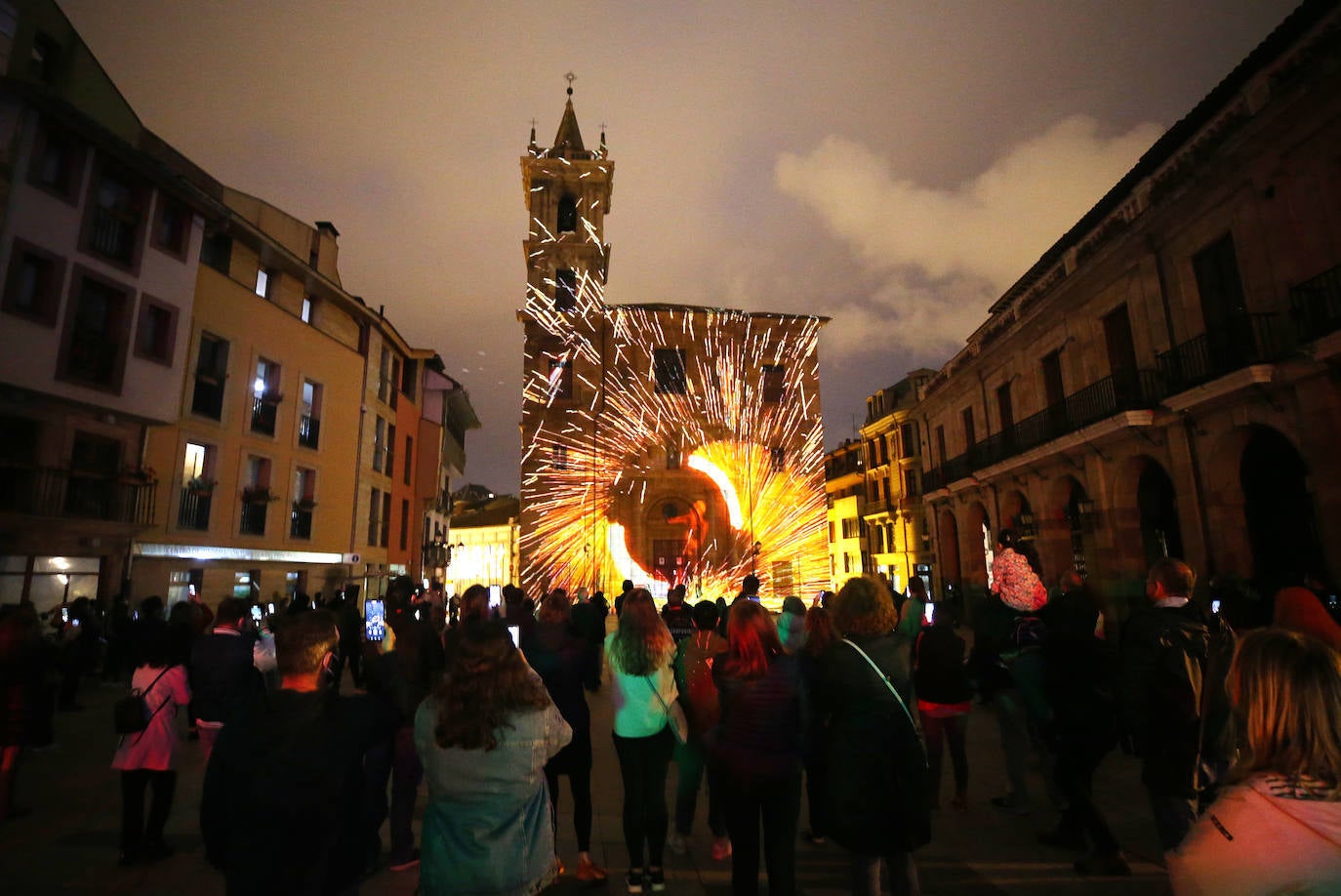 No hubo hogueras ni grandes aglomeraciones, pero los ayuntamientos asturianos quisieron celebrar San Juan de una manera diferente.