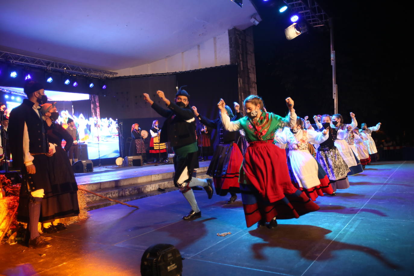 No hubo hogueras ni grandes aglomeraciones, pero los ayuntamientos asturianos quisieron celebrar San Juan de una manera diferente.