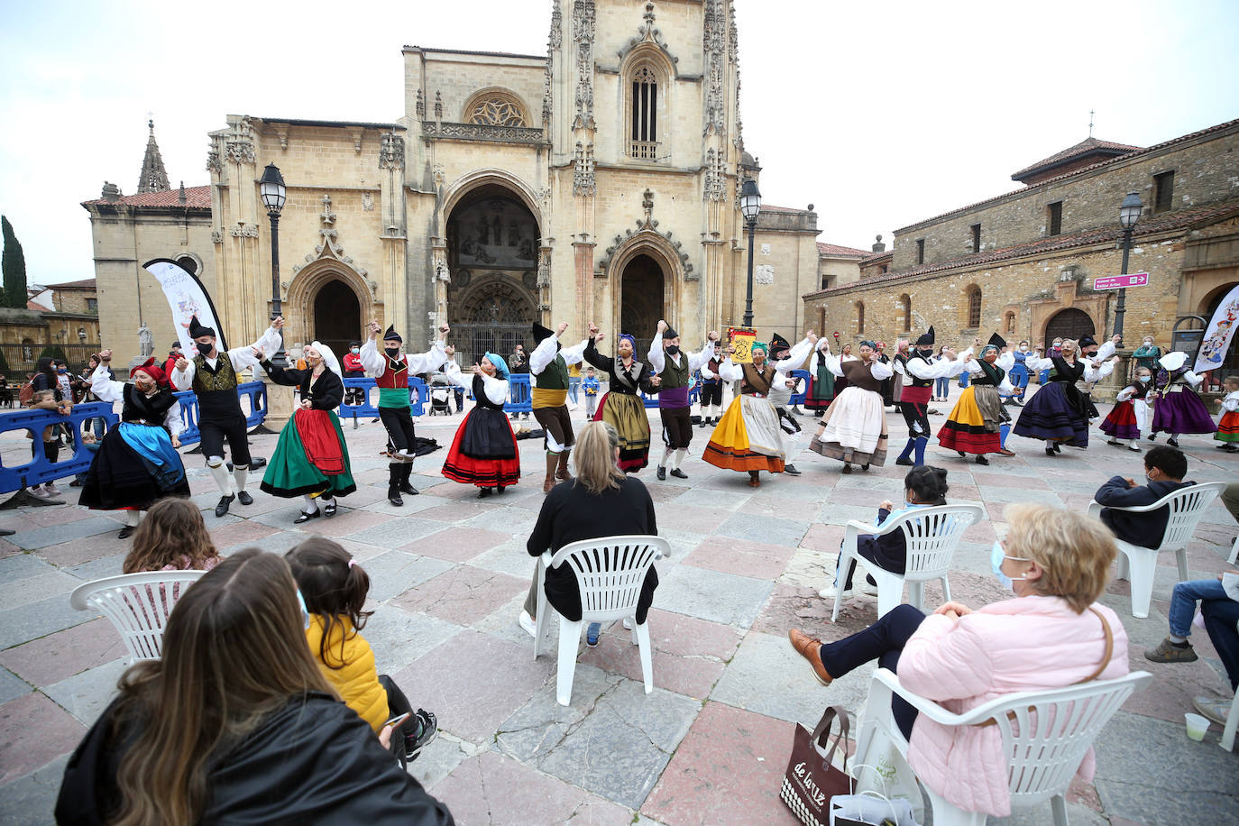 No hubo hogueras ni grandes aglomeraciones, pero los ayuntamientos asturianos quisieron celebrar San Juan de una manera diferente.