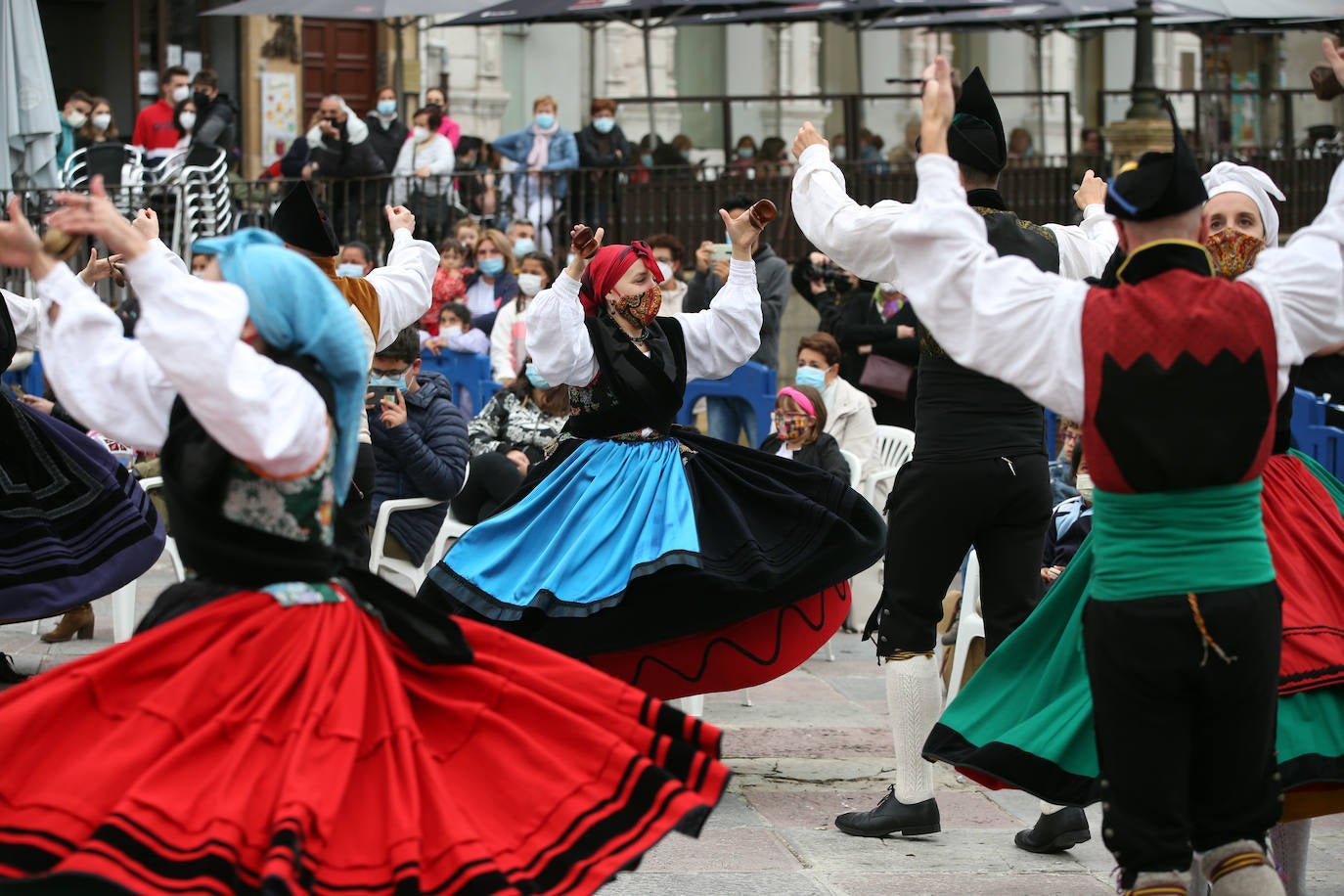 No hubo hogueras ni grandes aglomeraciones, pero los ayuntamientos asturianos quisieron celebrar San Juan de una manera diferente.