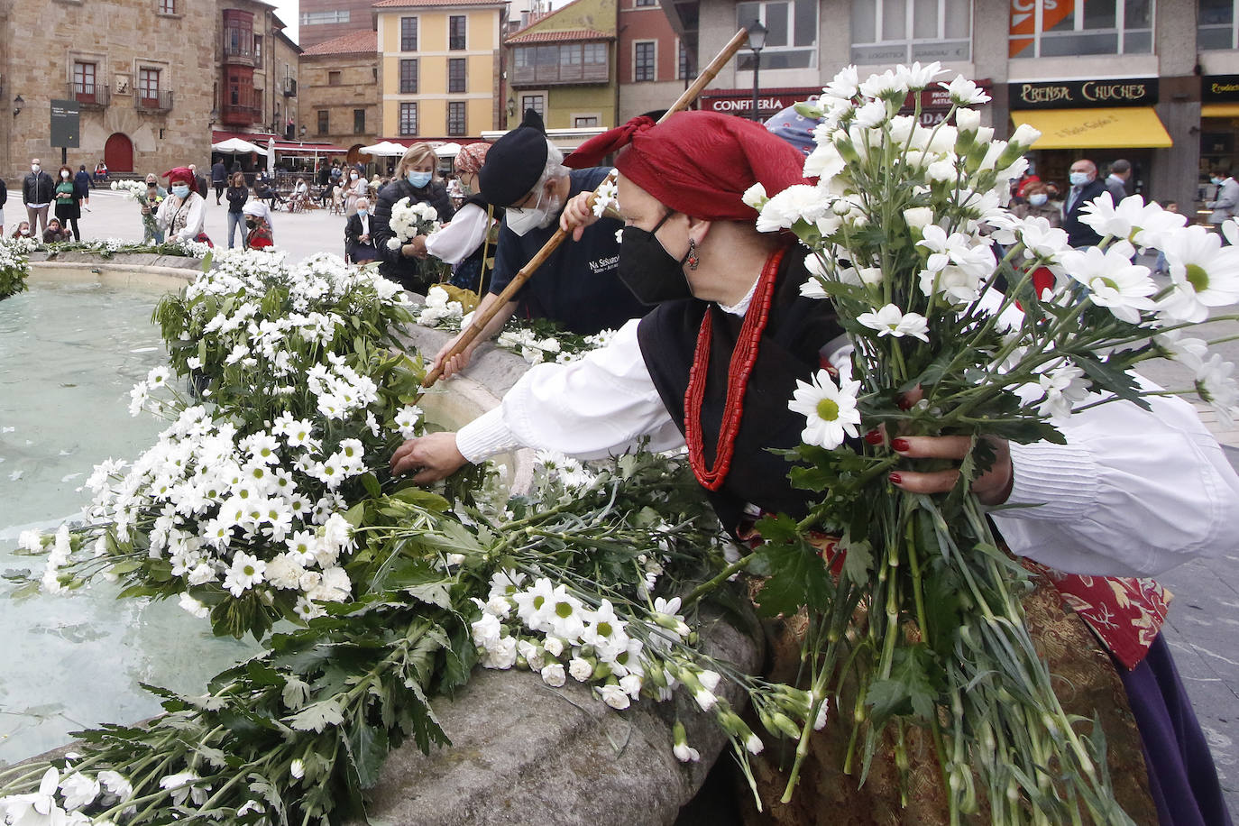 No hubo hogueras ni grandes aglomeraciones, pero los ayuntamientos asturianos quisieron celebrar San Juan de una manera diferente.