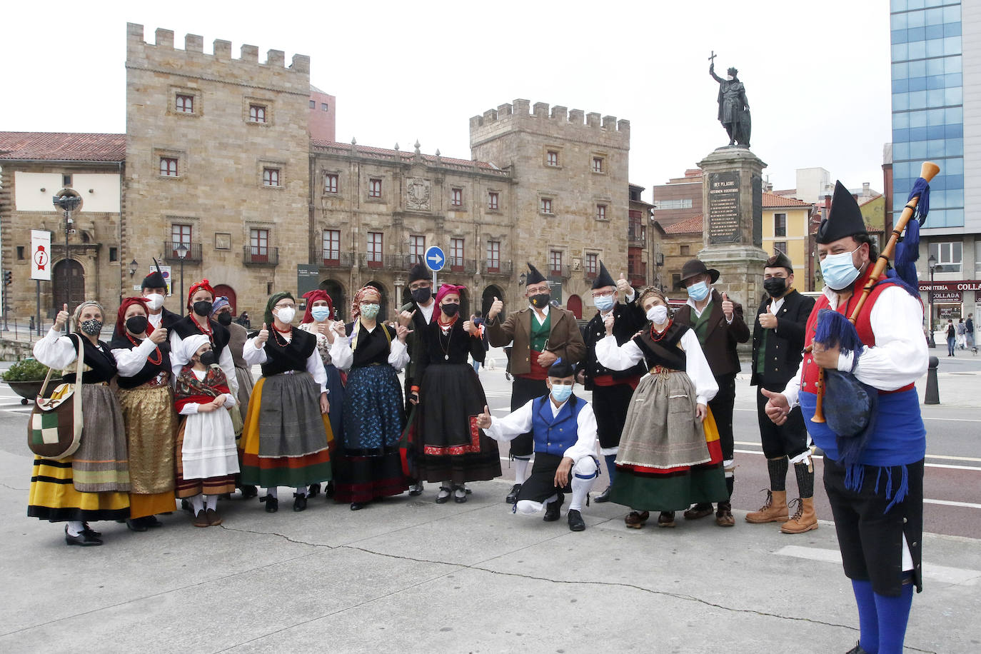 No hubo hogueras ni grandes aglomeraciones, pero los ayuntamientos asturianos quisieron celebrar San Juan de una manera diferente.