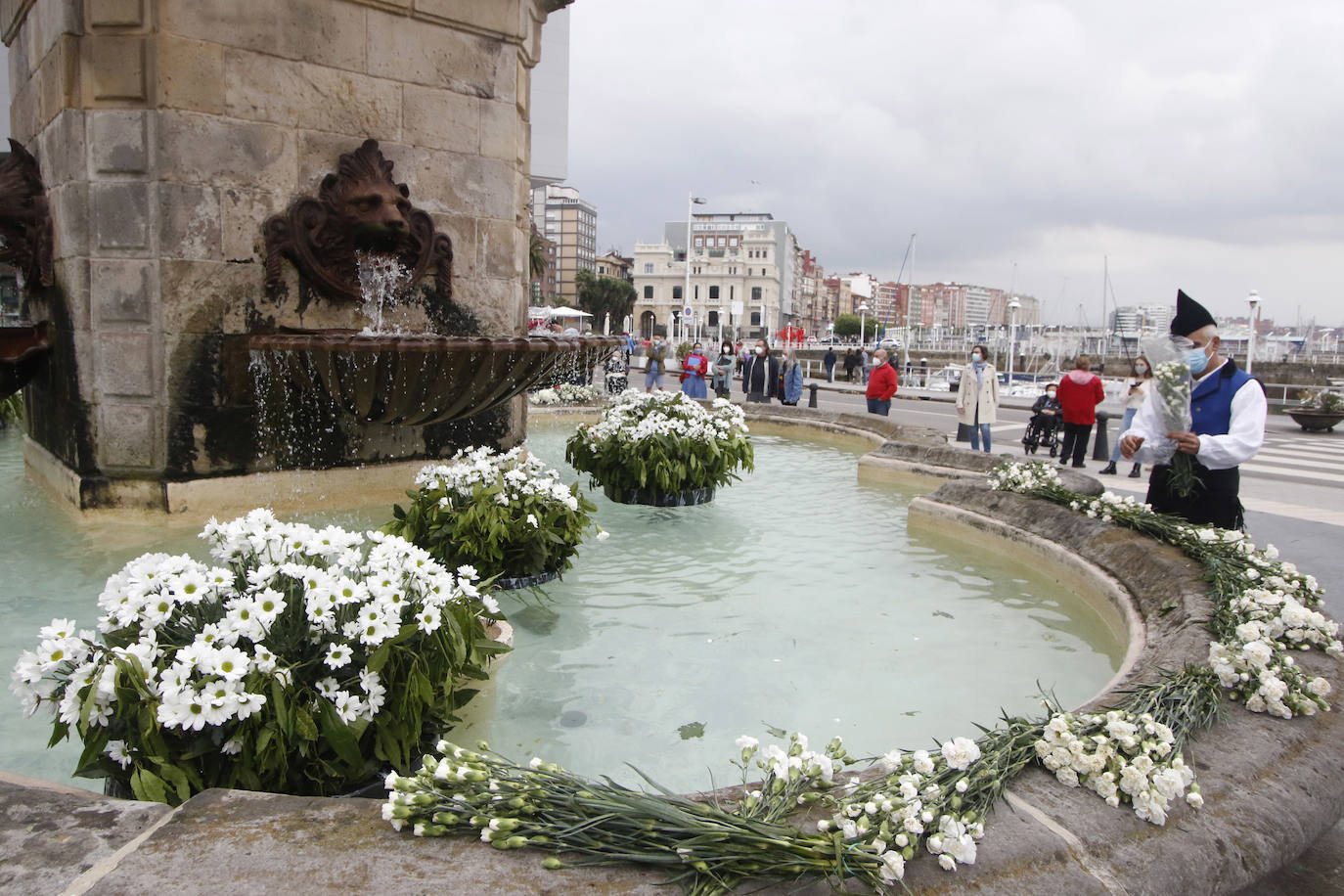 No hubo hogueras ni grandes aglomeraciones, pero los ayuntamientos asturianos quisieron celebrar San Juan de una manera diferente.