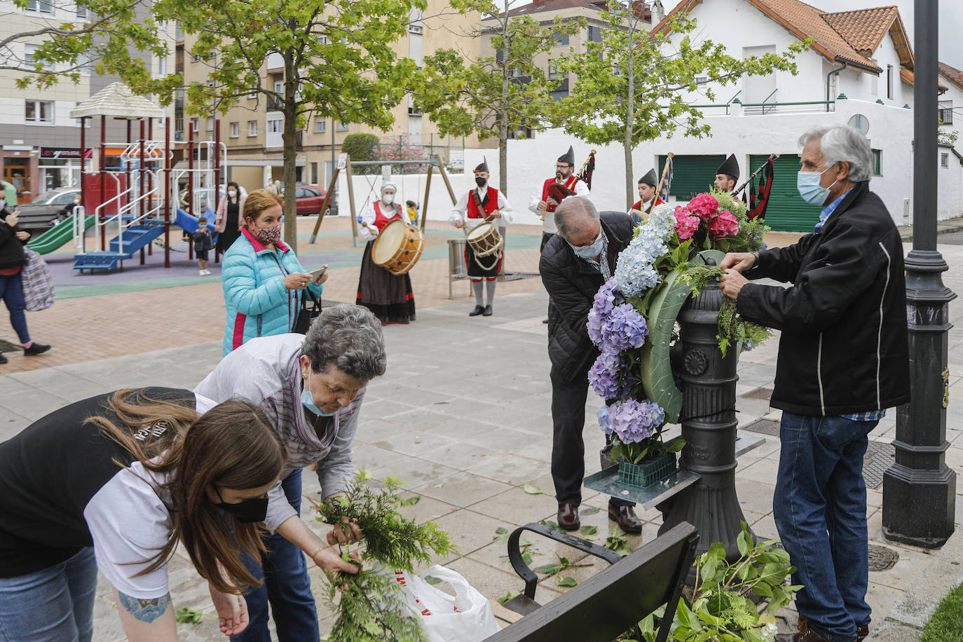 No hubo hogueras ni grandes aglomeraciones, pero los ayuntamientos asturianos quisieron celebrar San Juan de una manera diferente.