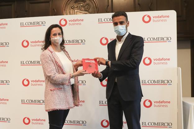 Masymas. La consejera delegada de la cadena de supermercados, Eva Rodríguez, recibe el premio a la Innovación Empresarial de manos del director de Desarrollo de Negocio de Vodafone, José Suárez. 