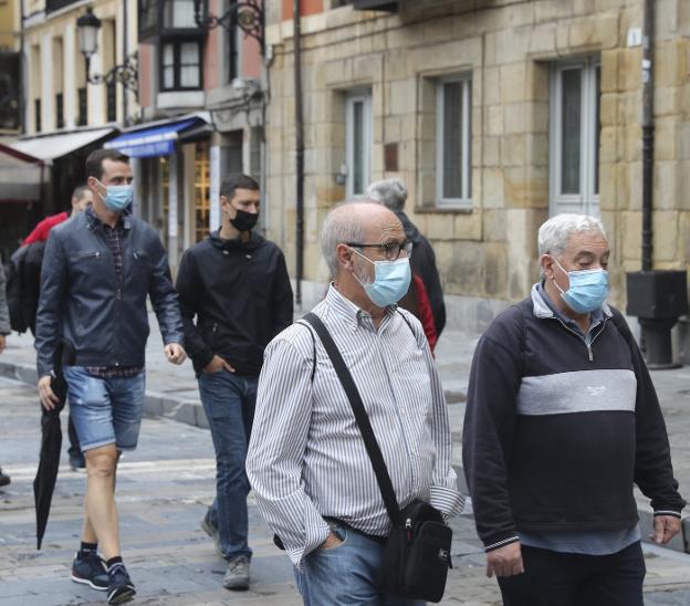 La mascarilla en la calle: obligatoria en el bolsillo para usarla cuando existan aglomeraciones