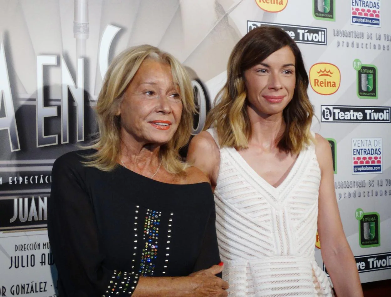 La periodista, junto a su hija Alba, en una presentación de 2016. 