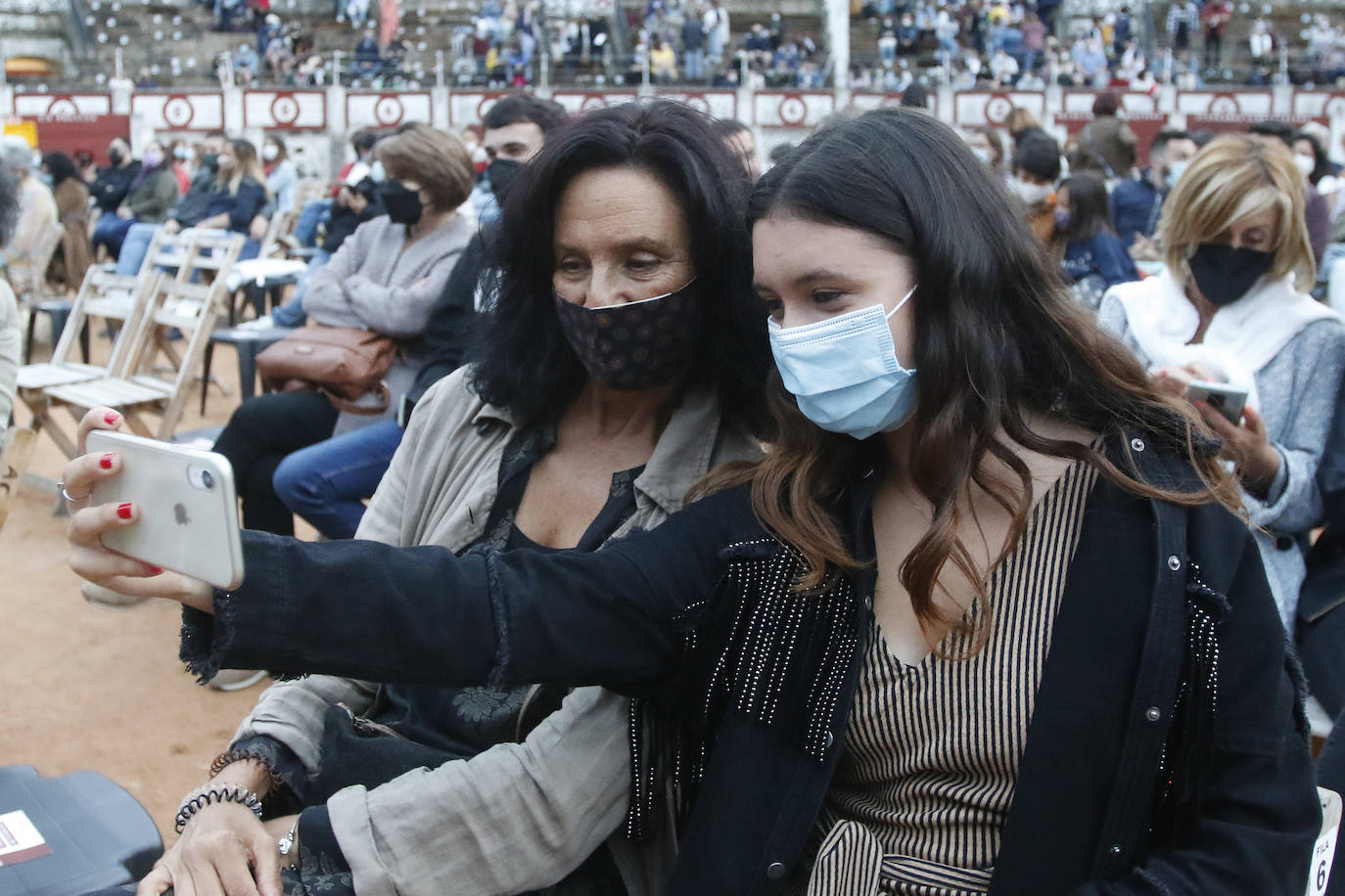 La plaza de toros de Gijón rozó el lleno este viernes para escuchar a Rozalén, en un concierto emocionante en el que la cantautora derrochó sensibilidad.