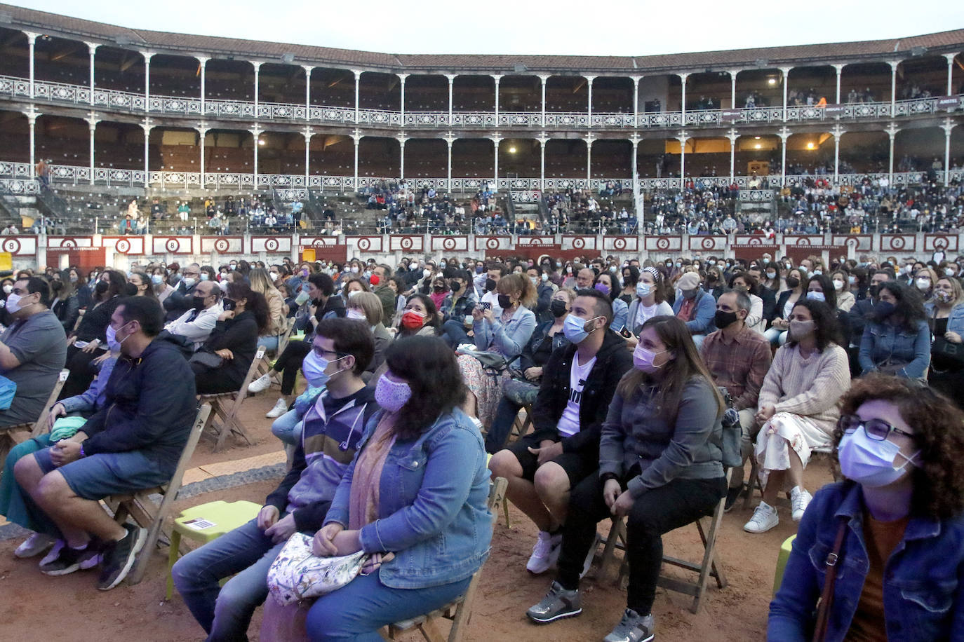 La plaza de toros de Gijón rozó el lleno este viernes para escuchar a Rozalén, en un concierto emocionante en el que la cantautora derrochó sensibilidad.