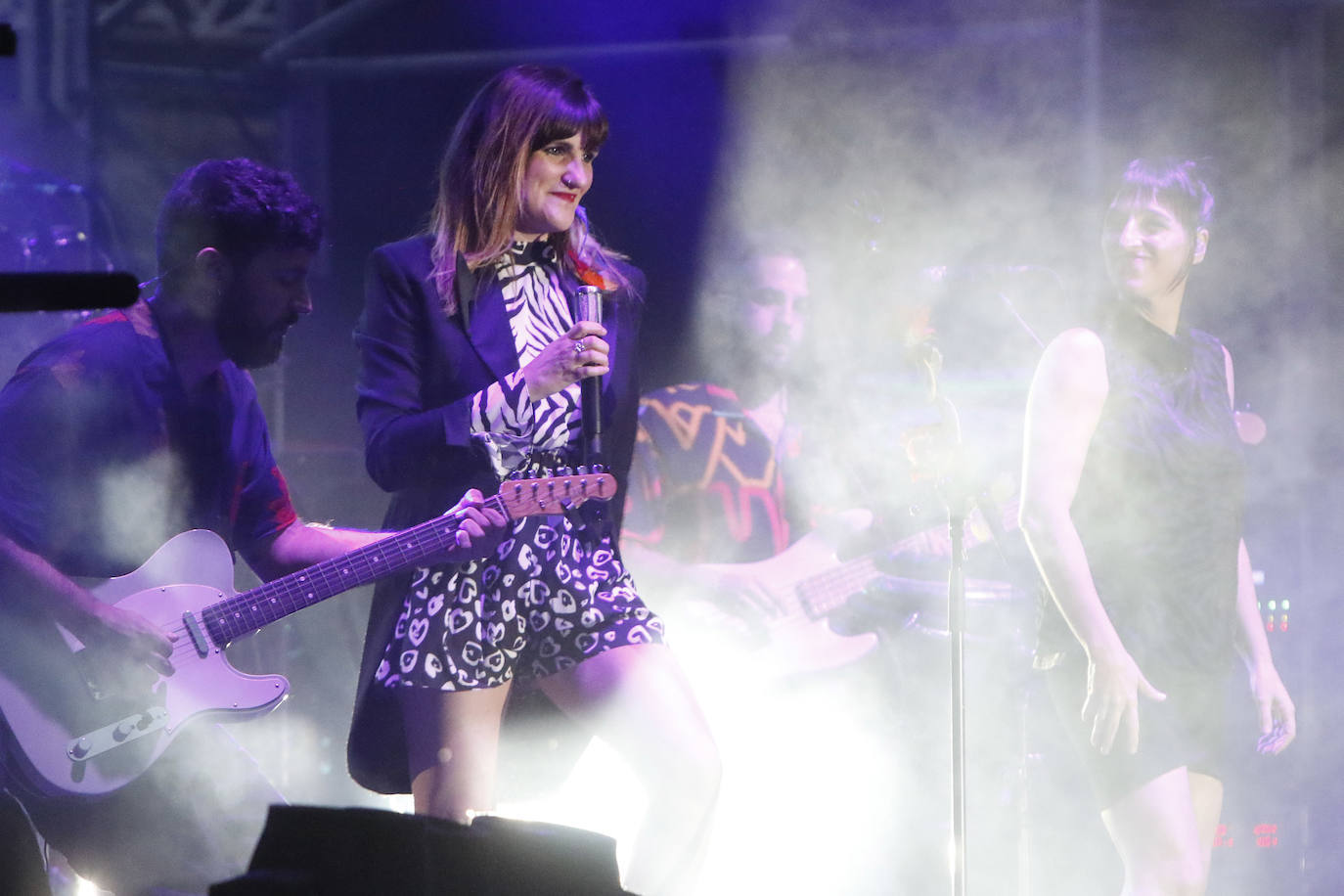 La plaza de toros de Gijón rozó el lleno este viernes para escuchar a Rozalén, en un concierto emocionante en el que la cantautora derrochó sensibilidad.