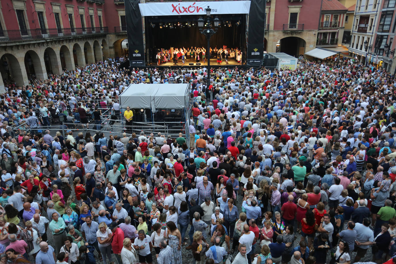 Uno de los acontecimientos esenciales de Gijón es su Semana Grande, conocida popularmente como la 'Semanona'. Unos días llenos de tradición y diversión que culminan el día 15 de agosto, cuando se conmemora la Asunción de la Virgen de Begoña. 