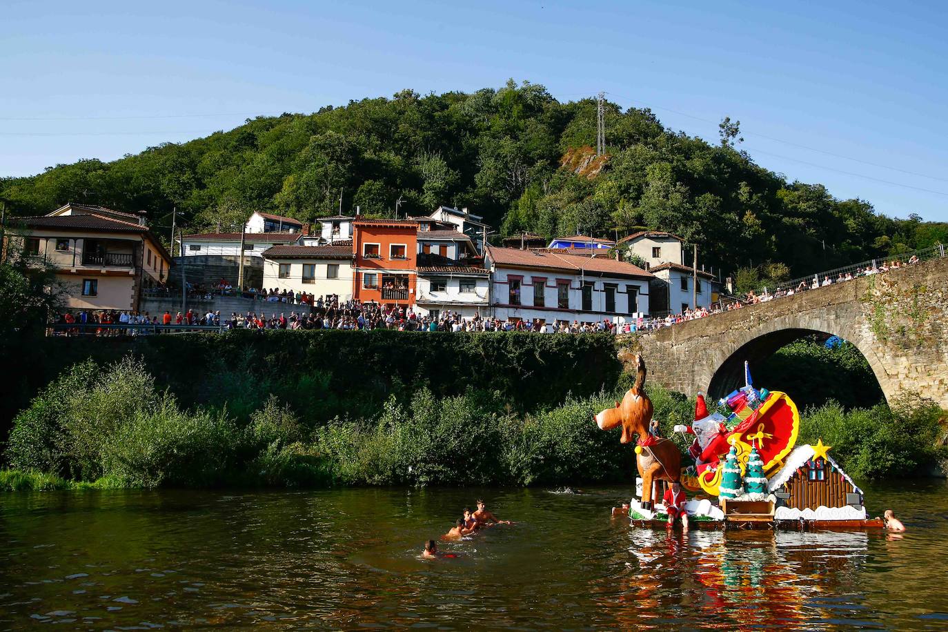 El río se viste de gala en el Descenso Folclórico del Nalón. Es un desfile acuático y de tono humorístico que se celebra en el río a su paso por el concejo de Laviana.