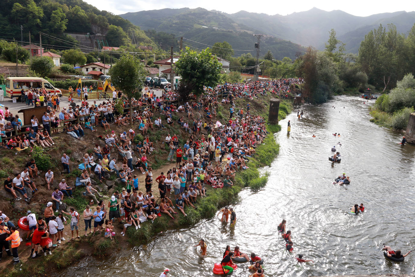 El río se viste de gala en el Descenso Folclórico del Nalón. Es un desfile acuático y de tono humorístico que se celebra en el río a su paso por el concejo de Laviana.