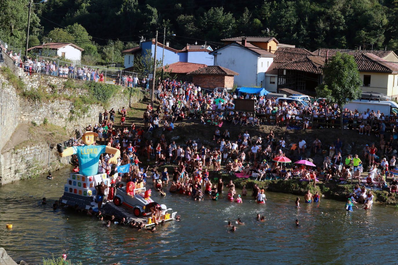 El río se viste de gala en el Descenso Folclórico del Nalón. Es un desfile acuático y de tono humorístico que se celebra en el río a su paso por el concejo de Laviana.