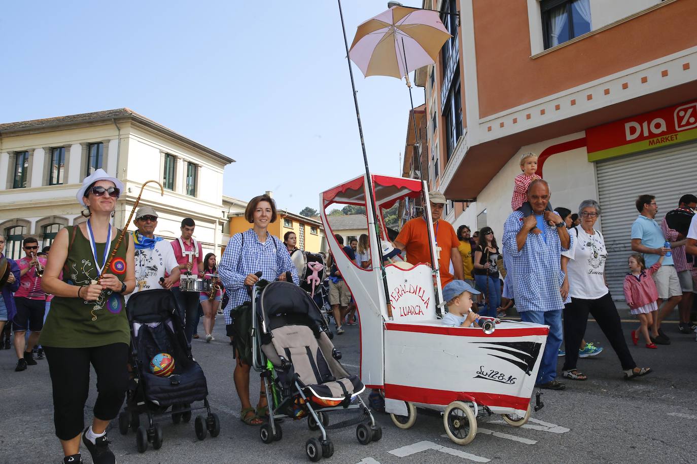 San Timoteo, en Luarca, es una de las romerías más populares y divertidas de Asturias. Una cita en la que abunda la sidra, los cánticos y la devoción fervorosa por el Santo y la fiesta de nuevo cuño.