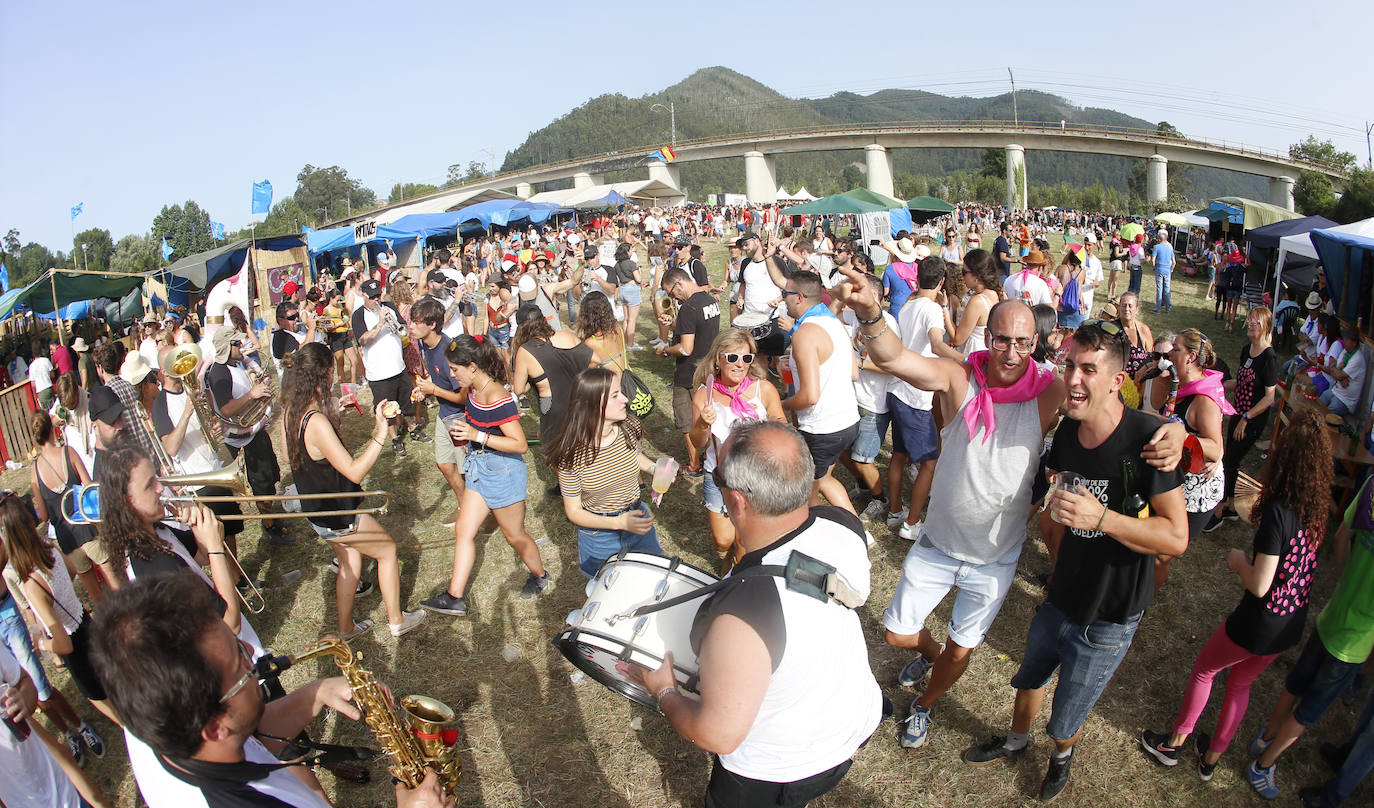 El xiringüelu, más conocido como el Xirin, es una fiesta típica del concejo de Pravia. Recibe el nombre de la danza tradicional, y transcurre el primer o segundo domingo del mes de agosto.