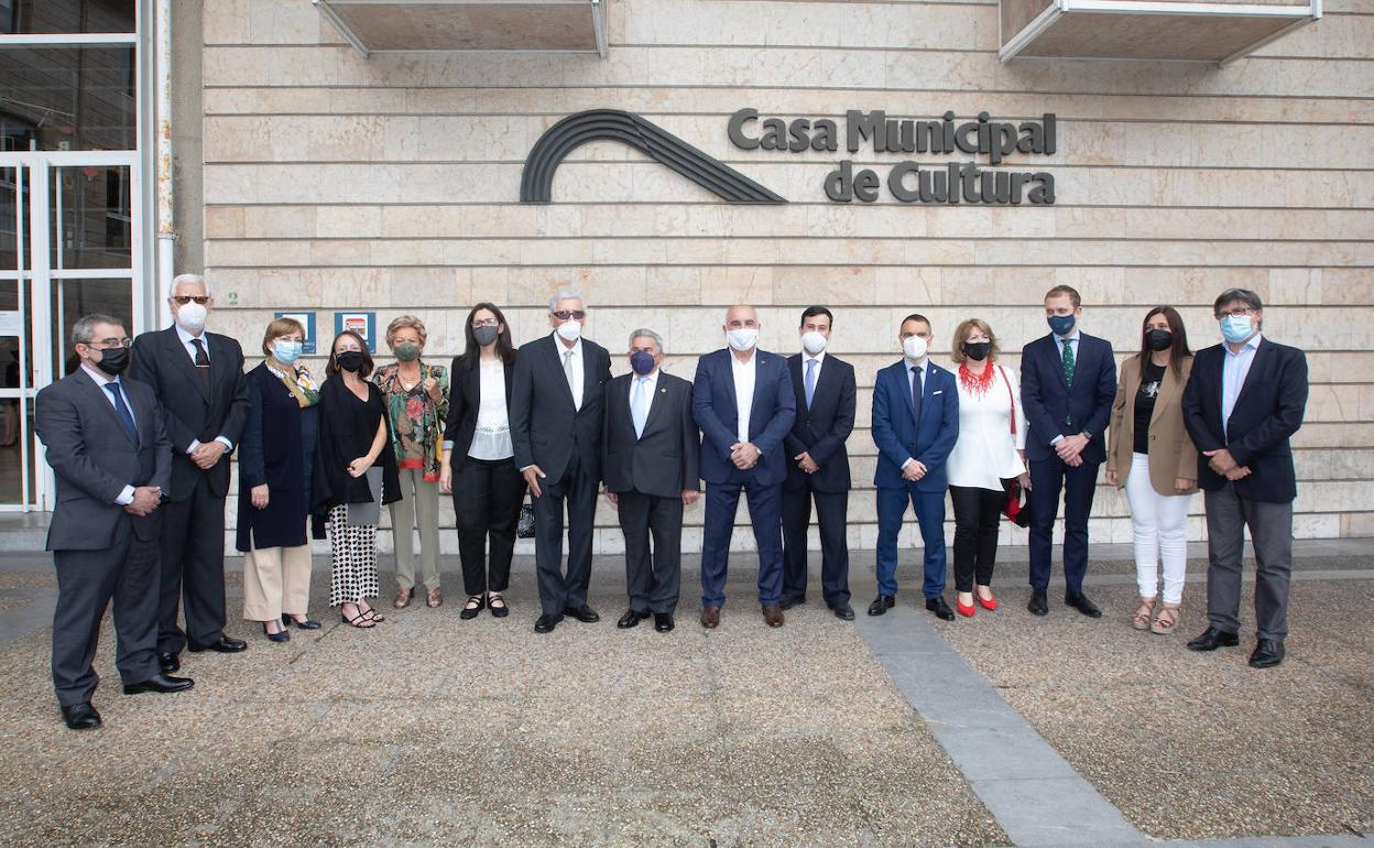 Premiados, autoridades y representatnes del periódico, en la Casa de Cultura. 