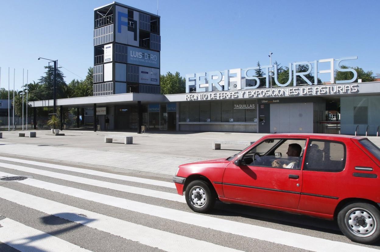 Un coche circula por Doctor Fleming, en el tramo de doble sentido, a la altura de la entrada a la Feria. 