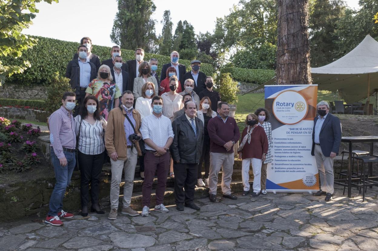 Socios del Club Rotario, con los pintores participantes. 