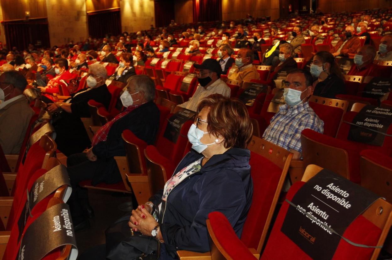 Asistentes a la asamblea general de la Cooperativa de Agricultores celebrada en el teatro de la Laboral. 