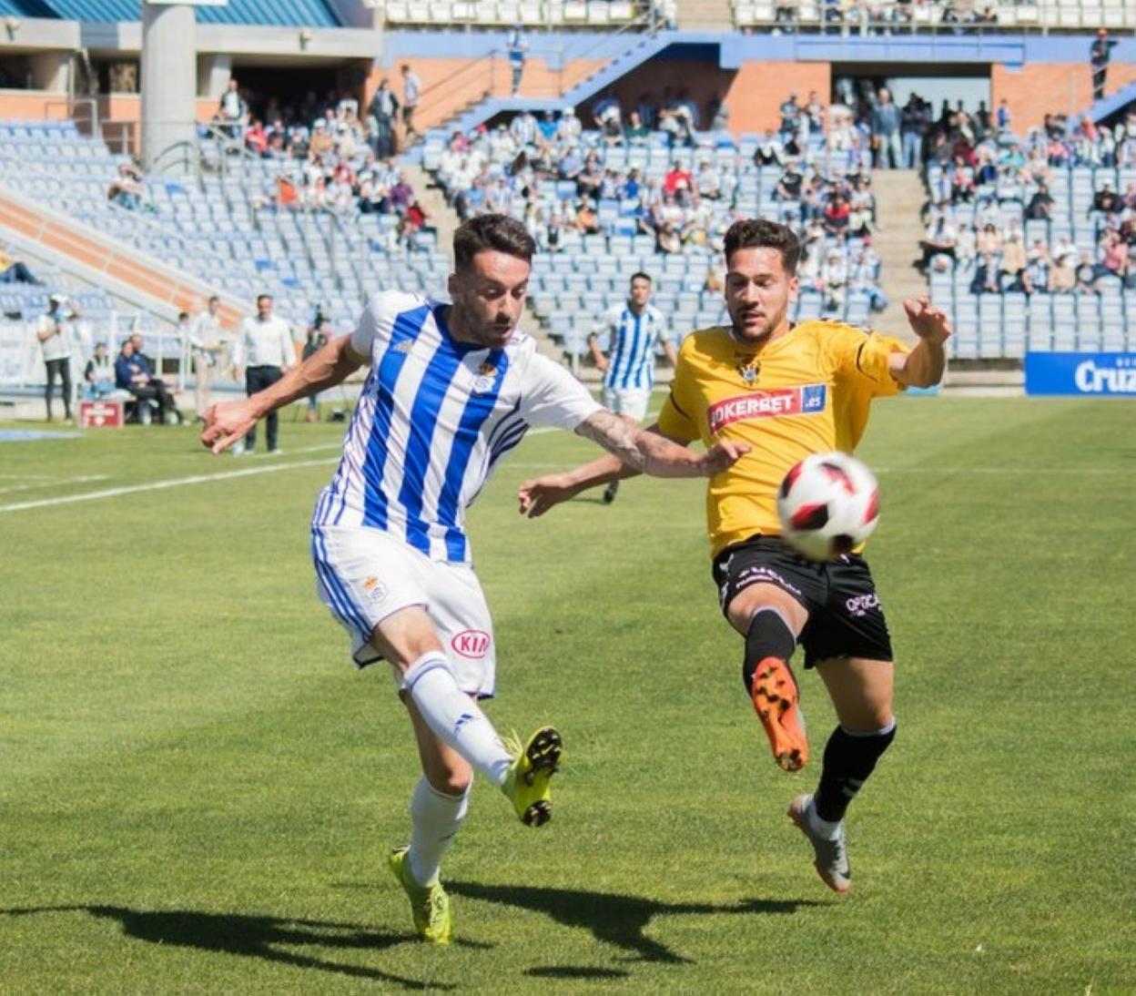 Iago Díaz ejecuta un centro durante su etapa en el Recreativo.