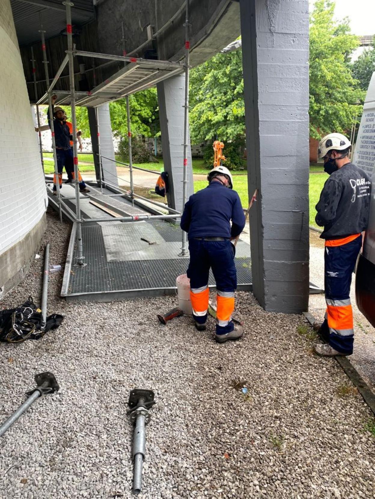 Varios operarios realizan labores de mejora a la entrada del Museo de la Siderurgia (Musi). 